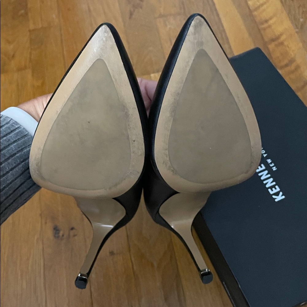 Kenneth Cole Riley Pointed Toe Pump - Picture 4 of 4
